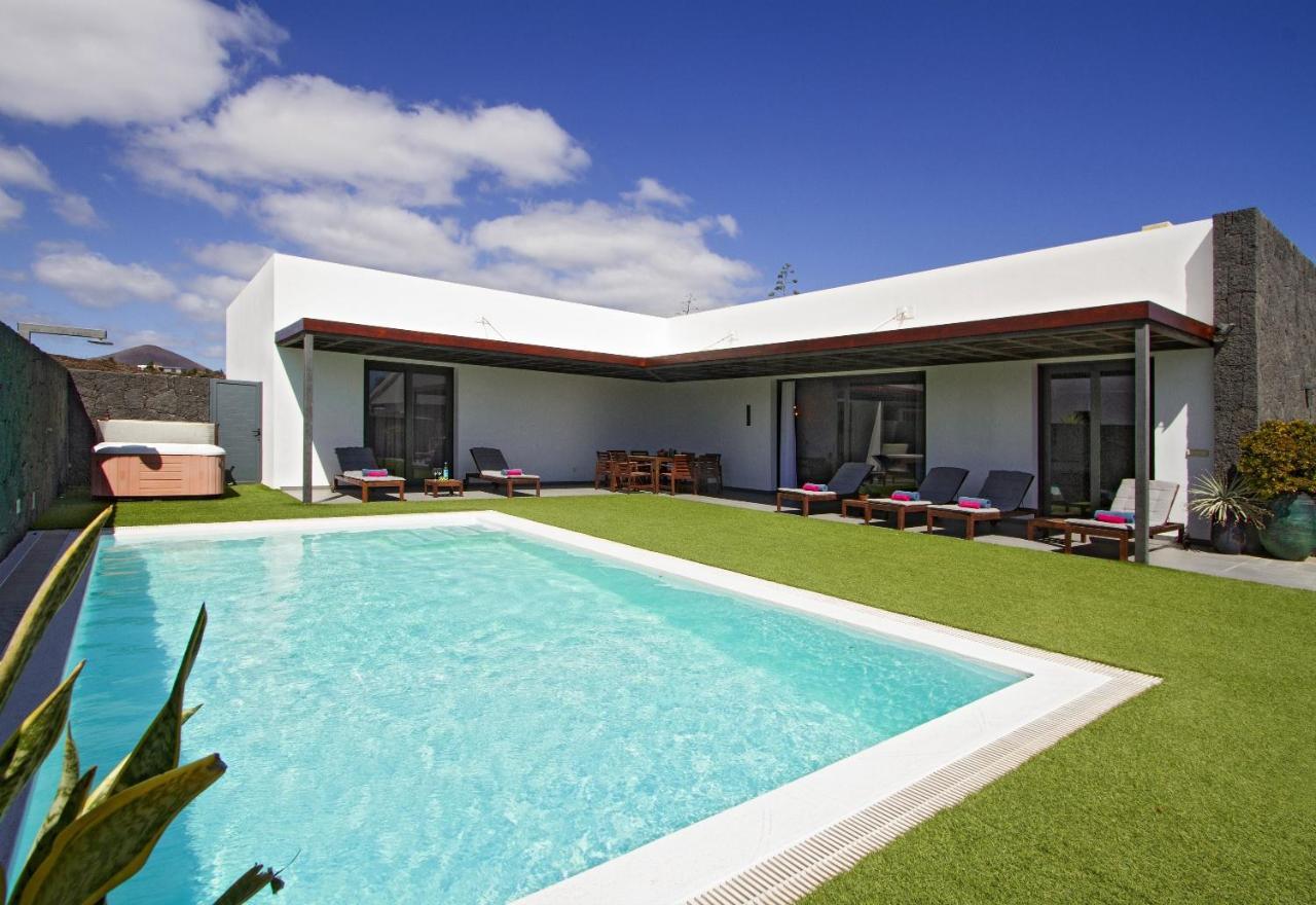 Luxury Los Mojones Villa Short Walk To Old Town Private Heated Pool Villa Los Mojones Angie Puerto Del Carmen Tías Exteriör bild