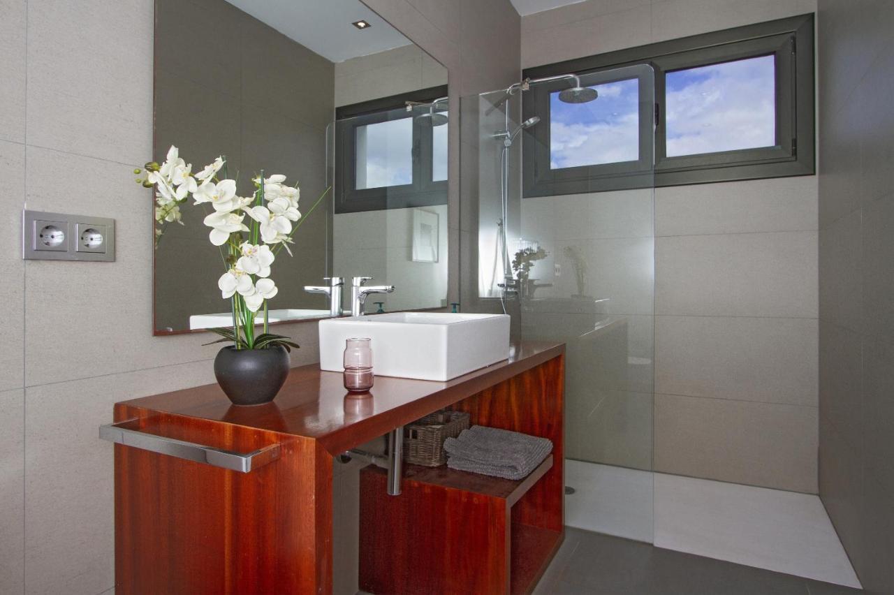 Luxury Los Mojones Villa Short Walk To Old Town Private Heated Pool Villa Los Mojones Angie Puerto Del Carmen Tías Exteriör bild